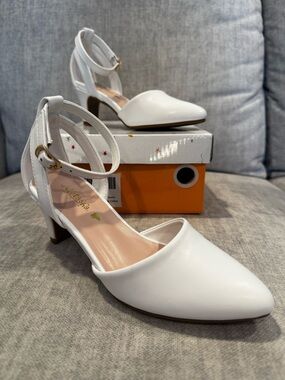 NWT Motasha Brand White Pointed-Toe Ankle Strap Shoes - Size 2